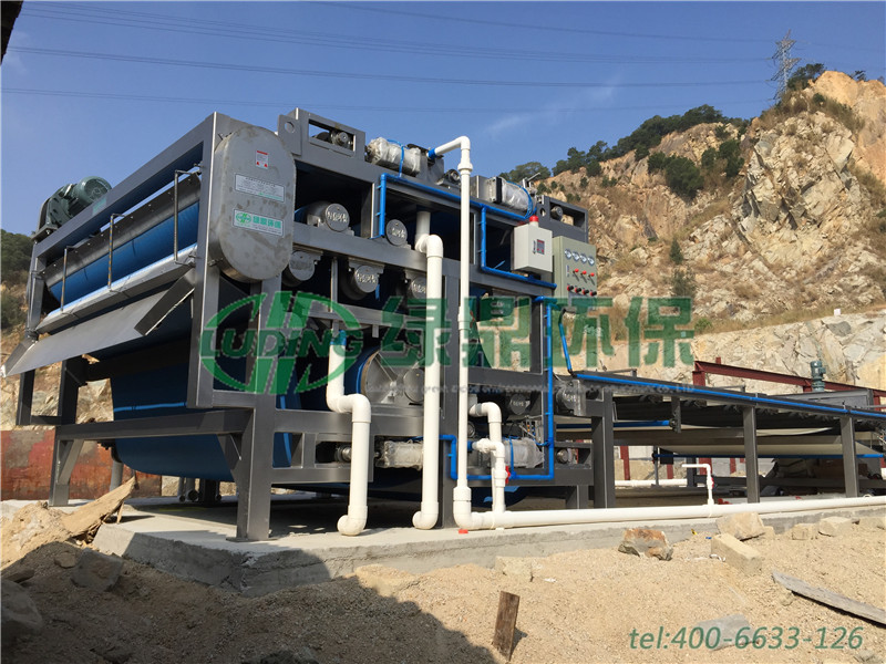 市政污水處理帶式壓濾機制成泥餅加工制成了農家肥立大功 市政污水處理帶式壓濾機制成泥餅加工制成了農家肥立大功