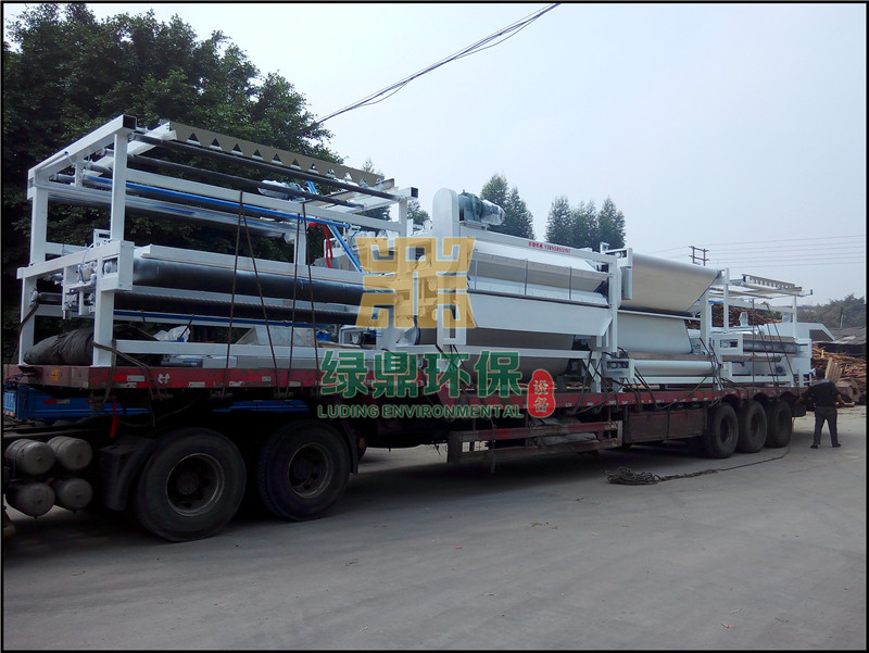 帶式壓濾機發往鉆井廢棄泥漿破膠處理工程 1